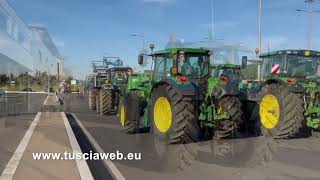 Gli agricoltori bloccano il traffico [upl. by Engleman]