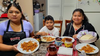 Haciendo Tortilla y Huevos Con Chorizo Para darle de comer Amis hijos todo muy rico [upl. by Assirrac]