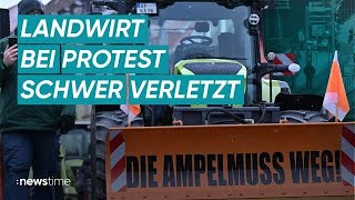 BauernProteste Autofahrer durchbricht Blockade und erfasst Landwirt [upl. by Gilletta]