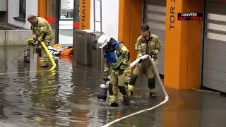 Unwettereinsatz am Oldenburger Krankenhaus  Feuerwehr muss mehrere Pumpen einsetzen [upl. by Rehptosirhc90]