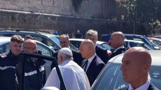 Il Papa torna in Vaticano scende dallauto e saluta agenti di polizia [upl. by Ardnasxela]