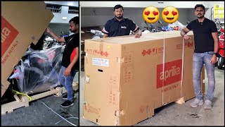 ಇಟಲಿ ಇಂದ ಬಂತು ₹30ಲಕ್ಷದ😱 ಹೊಸಾ ಸೂಪರ್ ಬೈಕ್🔥  UNBOXING THE ALL NEW APRILIA RSV4 1100 FACTORY🤤 [upl. by Alesram]