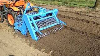 Tuin spitten in Espelo met Kubota 7001 en Imants spitmachine [upl. by Amhser]