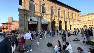 Italians singing out loud 🎤🎶singing busker piazzamajore bologna italian music italianmusic [upl. by Esiuole]