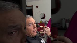 Dándole unos retoquitos a Juan Manuel Cao del programa Afondo afondo américatv cuba makeup [upl. by Anna-Maria]