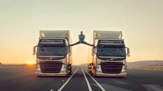 Jean Claude Van Damme  JCVD macht Spagat zwischen fahrenden Trucks [upl. by Aicenev361]