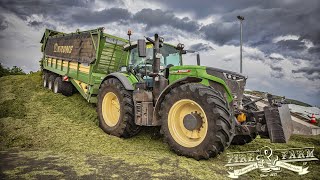 Fette Schlappen und viel PS  Blunk Lohnunternehmen  Fendt Vario 942  Im Gras mit 2 Häckslern [upl. by Natlus]