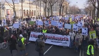 Österreich Tausende protestieren gegen Verbot der Vollverschleierung [upl. by Nnelg]