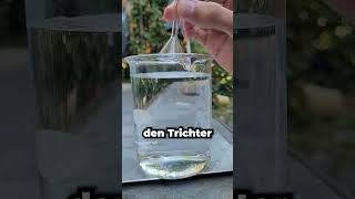 Wasser durch einen Trichter spritzen lassen experiment physik science wissenschaft [upl. by Atiekan]