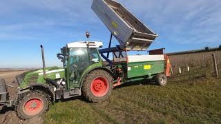 épandage de compost dans les vignes avec FENDT 210 ET EPANDEUR ROCHE [upl. by Lezah]