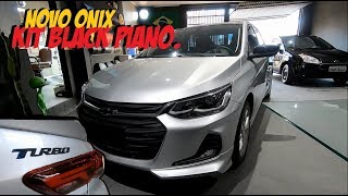 NOVO ONIX 2020 TETO RETROVISORES E COLUNAS EM BLACK PIANO MAIS EMBLEMAS PRETO FOSCO [upl. by Kaylyn]