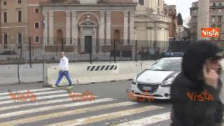 Domenica ecologica a Roma al centro gli ambulanti abusivi fuggono per i vigili e poi tornano [upl. by Campney]