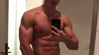 Pietro Boselli mostrando os músculos [upl. by Dracir]