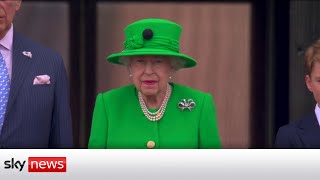 Platinum Jubilee The Queen appears on Buckingham Palace balcony at end of Jubilee celebrations [upl. by Ardehs56]