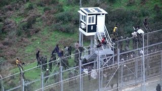 Près de 400 migrants forcent la frontière MarocEspagne à Ceuta [upl. by Ehcor702]