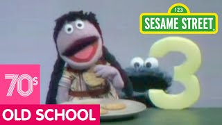 Sesame Street Cookie Monster Eats Galletitas [upl. by Liemaj]