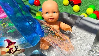 🐠 LA BEBE JUEGA en la PISCINA con BOLAS de COLORES 🌈 [upl. by Coraline]