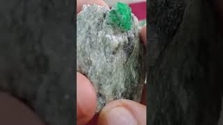 Hermosas Esmeraldas de Pakistan en su roca matriz crystals minerals gems [upl. by Devinne]