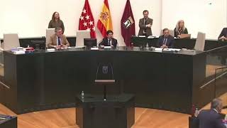 Ortega Smith Vox lanza una botella a Eduardo Rubiño Más Madrid en el pleno del ayuntamiento [upl. by Htebezile493]