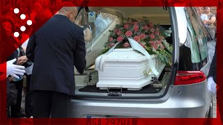 Cologno Monzese applausi della folla allarrivo del feretro di Sofia Castelli per i funerali [upl. by Honora]