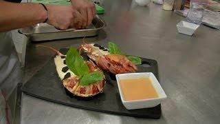 Plats de fête  Homard soufflé sauce corail [upl. by Uht]