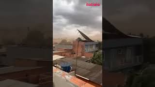 TELHADO É ARRANCADO E SAI VOANDO DURANTE TEMPORAL COM VENTOS FORTES EM SUMARÉ SP [upl. by Eetnwahs]