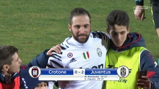 Crotone 02 Juventus  Abbracci ai giocatori bianconeri dopo il fischio finale [upl. by Portie764]