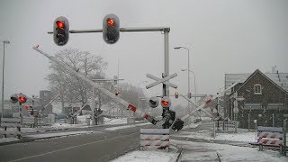 Spoorwegovergang Doetinchem  Dutch railroad crossing [upl. by Melonie338]