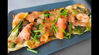 Flammkuchen met groene asperges gerookte zalm en bieslook [upl. by Eradis198]