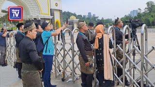 Istiadat Pertabalan Agong Petugas media berkumpul di pintu utama istana negara seawal jam 6 pagi [upl. by Domph]