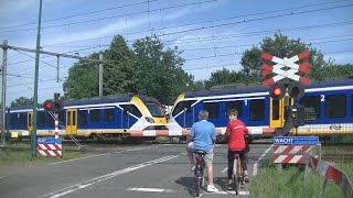 Spoorwegovergang Groenekan  Dutch railroad crossing [upl. by Suirada]