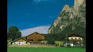 Urlaub auf dem Bauernhof in Südtirol  Roter Hahn Funtnatscherhof in Völs am Schlern [upl. by Nolrev]