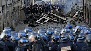 France  scènes de guérilla urbaine à Nantes [upl. by Orlina]