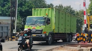 KOMPILASI VIDEO TRUCK BESAR MELINTAS DI PERLINTASAN PALANG PINTU KERETA API [upl. by Connett77]