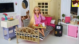 Rutina de Mañana de Princesa Rapunzel en Cuarto de Hotel De Barbie  Los Juguetes de Titi [upl. by Asilegna]