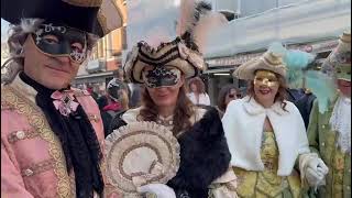 Carnevale di Venezia 2024 tra le maschere spunta anche una giraffa [upl. by Nennerb603]