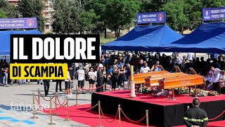 Scampia i funerali dei 3 abitanti della Vela Celeste il Sindaco quotOra soluzione definitivaquot [upl. by Odoric181]