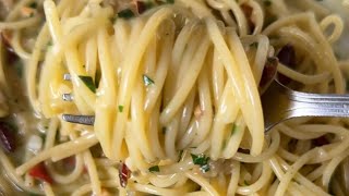 Spaghetto aglio olio e peperoncino con tarallo [upl. by Aihsyt431]