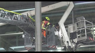 Feuerwehr rettet Gebäudereiniger aus Hubsteiger am Airport Weeze [upl. by Ecinaj162]