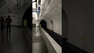 Arrivée dun MF88 à la station Buttes Chaumont sur la ligne 7bis du métro Parisien ratp metro [upl. by Annasiul]