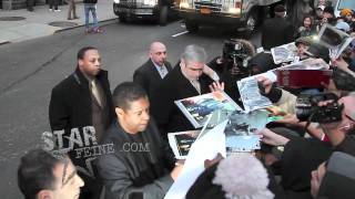 DENZEL WASHINGTON TALKS FANS DOWN WHILE SIGNING FOR THEM AT THE DAVID LETTERMAN SHOW IN NYC [upl. by Dukie]