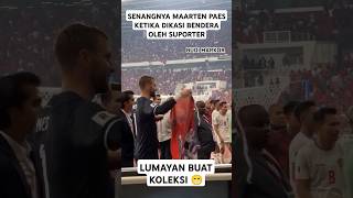 REAKSI BAHAGIA MAARTEN PAES KETIKA SUPORTER KASI BENDERA GAMBAR DIRINYA [upl. by Nogras]