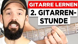 Gitarre lernen  Deine 2 Gitarrenstunde  Akkorde sauber greifen und ein wichtiges Schlagmuster [upl. by Ellenyl]