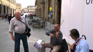 Cantantes en Florencia Italia [upl. by Lacram]