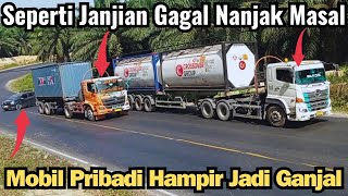 Dua Truk Trailer Ini Seperti Janjian Gagal Nanjak Masal Mobil Pribadi Hampir Jadi Ganjal Trailer [upl. by Ahsia397]