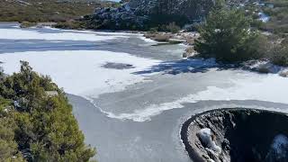 Létonnant trou du lac gelé Covao dos Conchos au Portugal [upl. by Tsepmet120]