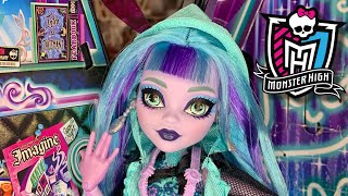 She’s… Something Twyla Neon Frights Monster High G3 Doll Review [upl. by Qidas865]