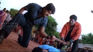 Nagarjana Action Scene  Mass Movie  Narajuna Jyothika [upl. by Eniamzaj]