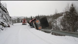 LKW stürzt 60 Meter tief Fahrer überlebt [upl. by Htiek]