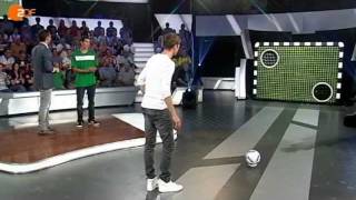 Thomas Müller traut sich an der Torwand auch vom Bierglas  das aktuelle sportstudio – ZDF [upl. by Amaty195]